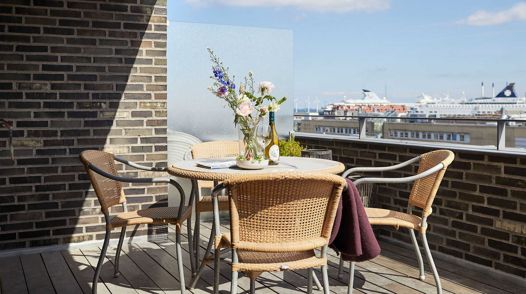 Frokost på altan i penthouse hotellejlighed i København