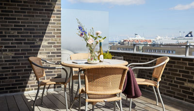 Frokost på altan i penthouse hotellejlighed i København