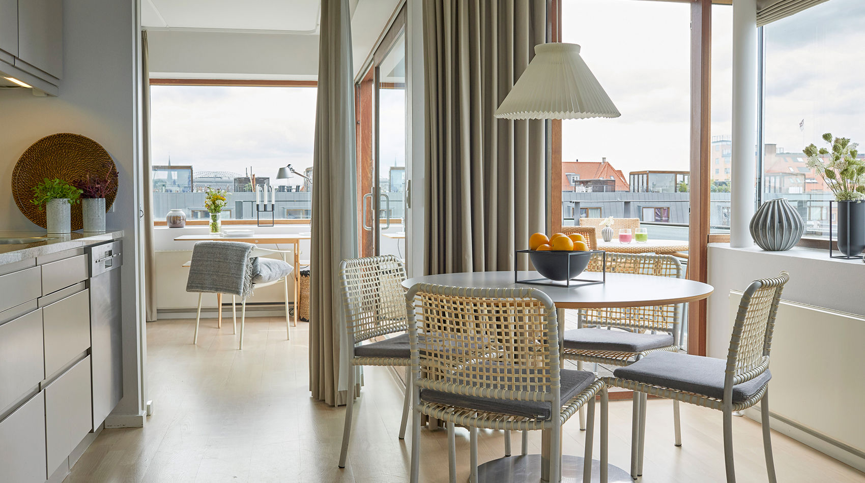 60 m2 hotellejlighed med køkken og spisebord