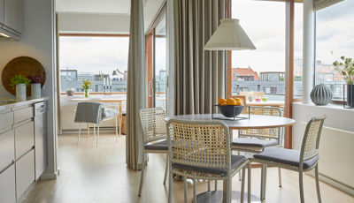60 m2 hotellejlighed med køkken og spisebord