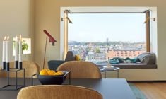 Spisebord med udsigt over København i 50 m2 hotellejlighed