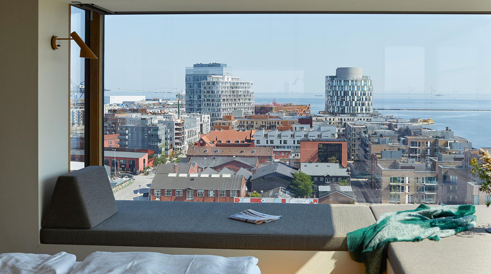 Sofa i vindue med udsigt til Nordhavn og havet i 50 m2 hotellejlighed