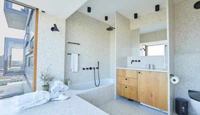 Badeværelse med karnap og badekar i 50 m2 hotellejlighed