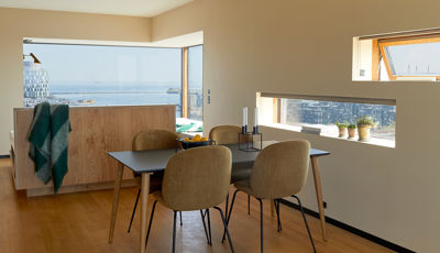 Spisestue og seng med udsigt over havet i 50 m2 hotellejlighed