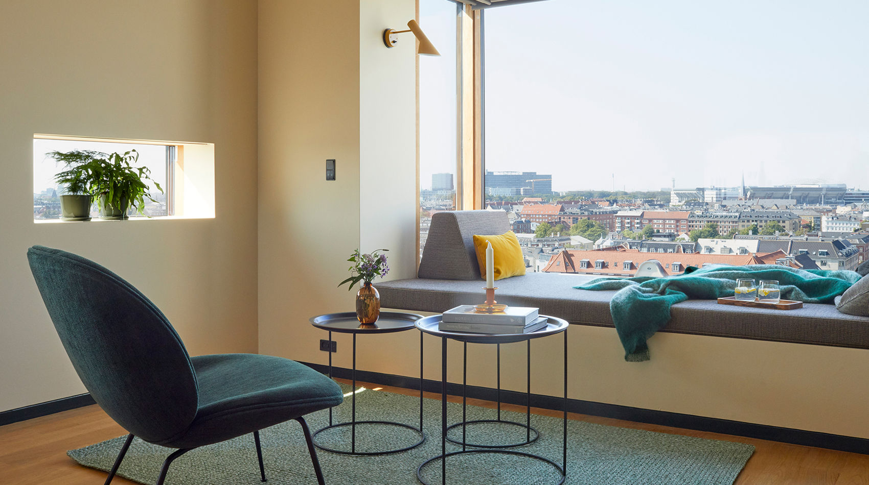 Stue med karnap med udsigt over København i 50 m2 hotellejlighed
