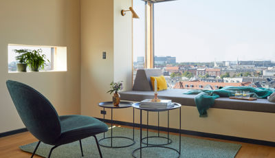 Stue med karnap med udsigt over København i 50 m2 hotellejlighed